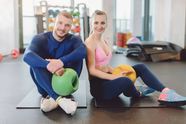 Man and woman doing stomach or abdominal exercises together — 스톡 사진