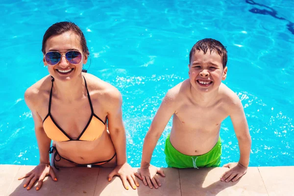 Mãe e filho em uma piscina em agradável resort em férias — Fotografia de Stock