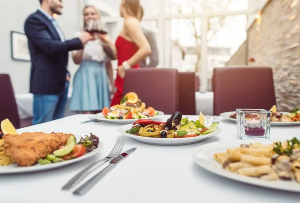 Jedzenie we włoskiej restauracji czeka na gości do zjedzenia — Zdjęcie stockowe