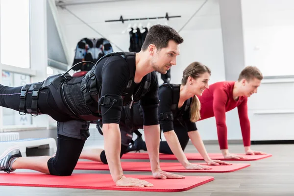 Grupp av personer med tränare i em gym gör motion — Stockfoto