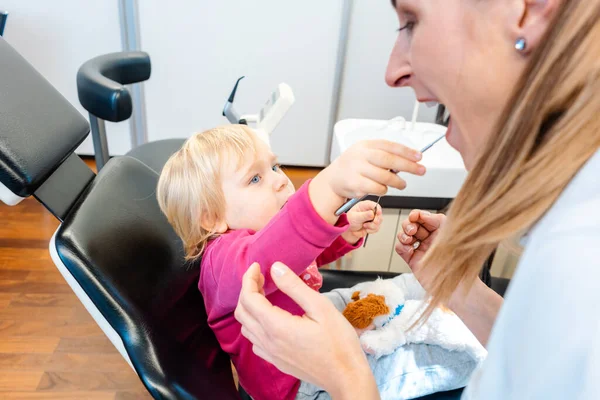 Kind in de tandarts kantoor steeds comfortabel — Stockfoto