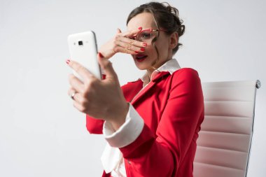 İş kadını telefonunun ekranına bile bakamıyor.