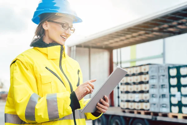 Supervisor que comprueba el contenido del envío para ser enviado en camión — Foto de Stock