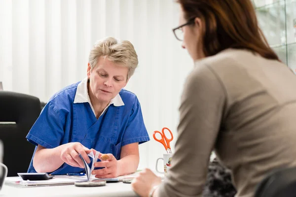 Veterinair op zoek naar huisdier paspoort — Stockfoto