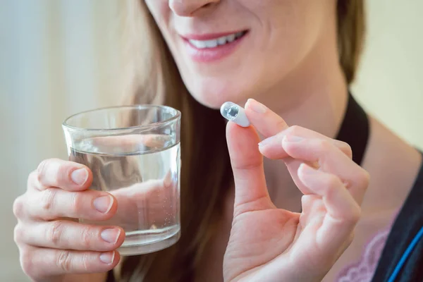 Mujer paciente tragar cápsula endoscopia vídeo píldora — Foto de Stock