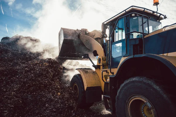 Transportador de tierra trabajando en pila de compost — Foto de Stock