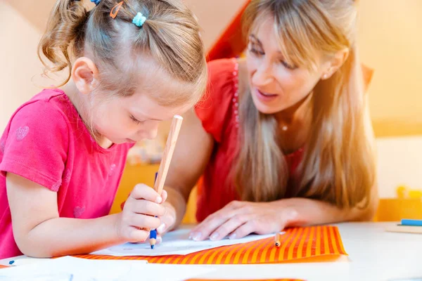 Дети и играть школьный учитель рисования вместе Лицензионные Стоковые Изображения