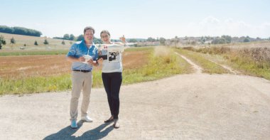 Drone operatörleri bir video prodüksiyonu için aracı çalıştırıyor