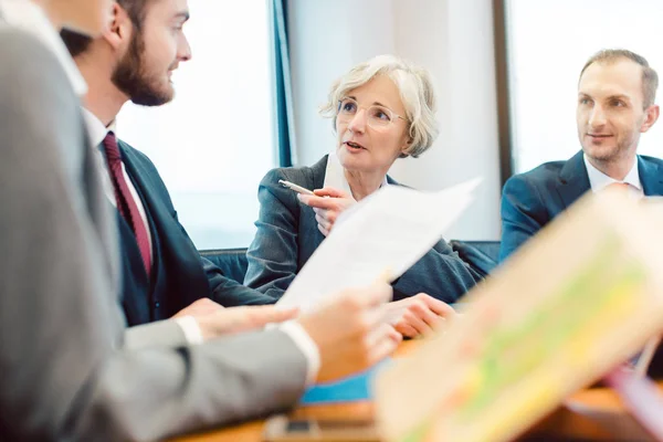 Ervaren advocaat met haar team van professionals die werken — Stockfoto