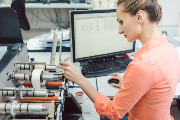 Labels to be printed on being inserted into printing machine