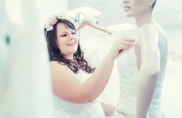 Woman as bride to be looking for bridal wear in a wedding shop — Stock Photo, Image