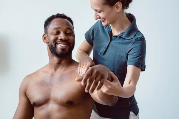 Remobilization of shoulder joint in the physical therapy — Stock Photo, Image