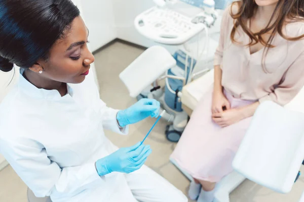 Frau geht zum Frauenarzt, um sich auf Std zu untersuchen — Stockfoto