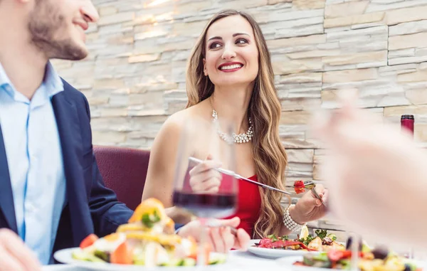 Patrons of Italian restaurant eating, drinking and chatting — Stock Photo, Image