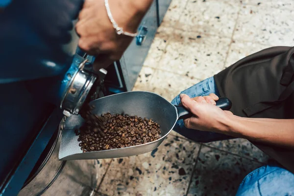 Kvinnan tar ut kaffebönor ur lagret — Stockfoto