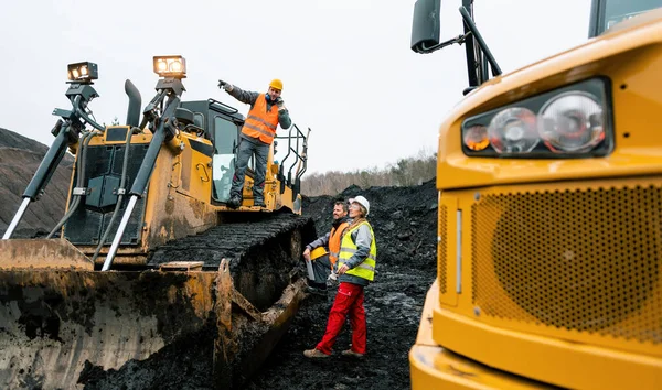 Ciężkie maszyny i pracownicy w kopalni kamieniołomów — Zdjęcie stockowe
