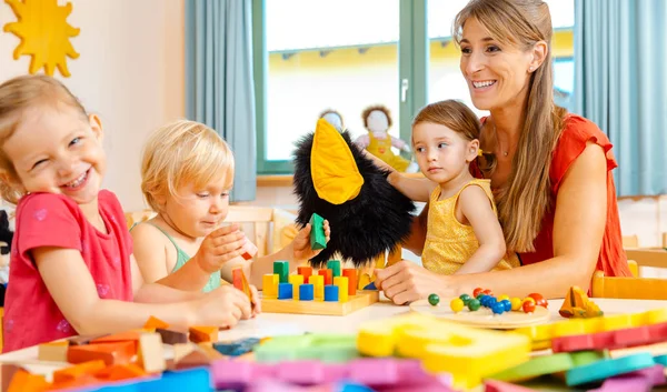 Mulher do jardim de infância com crianças — Fotografia de Stock