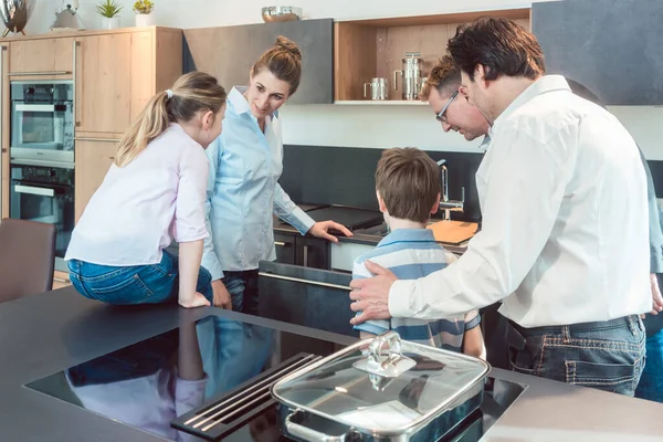가족, 어린이 및 서비스 전문가와 함께하는 주방 판매 — 스톡 사진