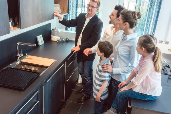 Vendas de cozinha com uma família, crianças e um especialista em serviços — Fotografia de Stock