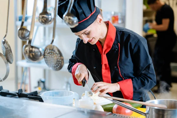 Chef-kok snijden bloemkool — Stockfoto