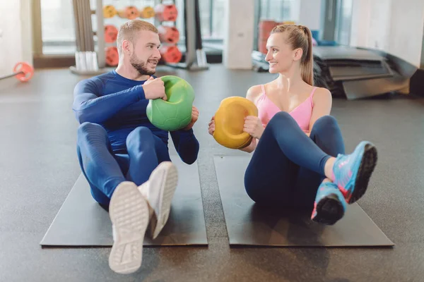 Man and woman doing stomach or abdominal exercises together — 스톡 사진