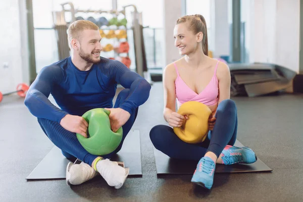 Hombre y mujer haciendo ejercicios de estómago o abdominales juntos — Foto de Stock