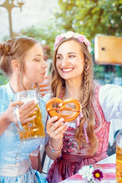 Mejores amigos en Bavarian Tracht haciendo un Selfie con el teléfono —  Fotos de Stock
