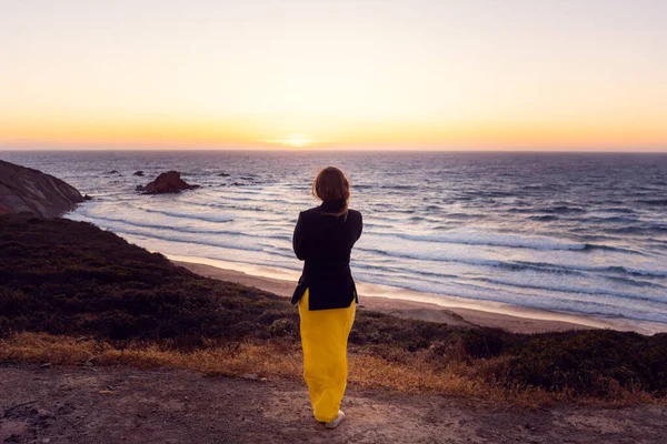 Mujer en la playa en el resplandor después del atardecer —  Fotos de Stock