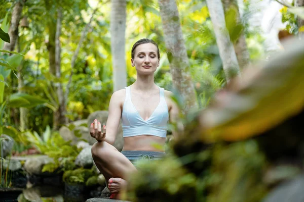 Donna che fa yoga nella giungla tropicale — Foto Stock