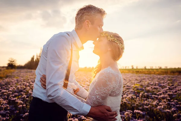 Noivo beijando sua noiva durante casamento romântico na aldeia — Fotografia de Stock