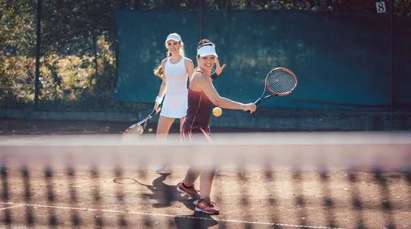 Mujer en un doble de tenis —  Fotos de Stock