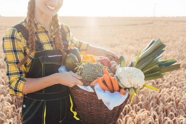 Mujer agricultora ofreciendo verduras saludables — Foto de Stock