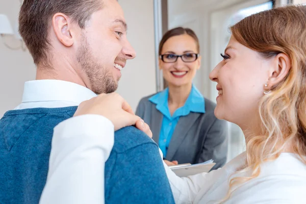 Paar erwägt Miete oder Kauf einer Wohnung — Stockfoto