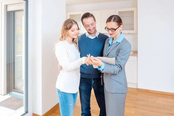 Fastighetsmäklare fyller i uppgifter om nytt hyresavtal för lägenhet — Stockfoto
