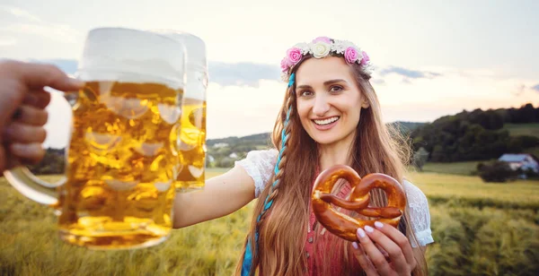 POV tiro de casal na Baviera brindar com cerveja — Fotografia de Stock