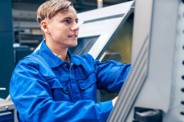 Genç işçi programlama torna makinesi fabrikada