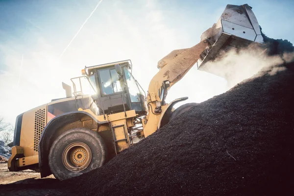 Bulldozer bringt Biomasse zur Kompostierung auf einen Haufen — Stockfoto