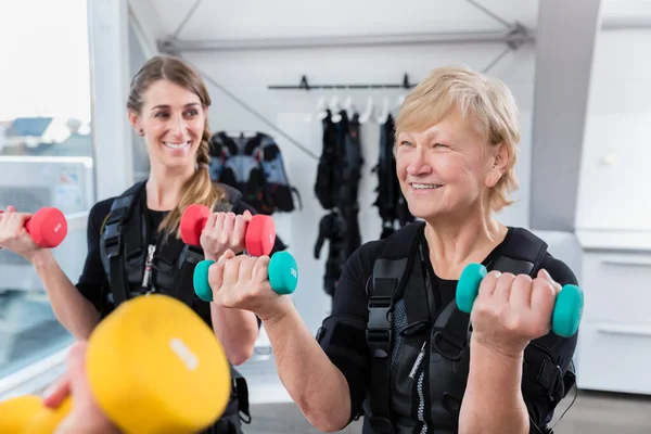 Senior och ung kvinna under em utbildning — Stockfoto