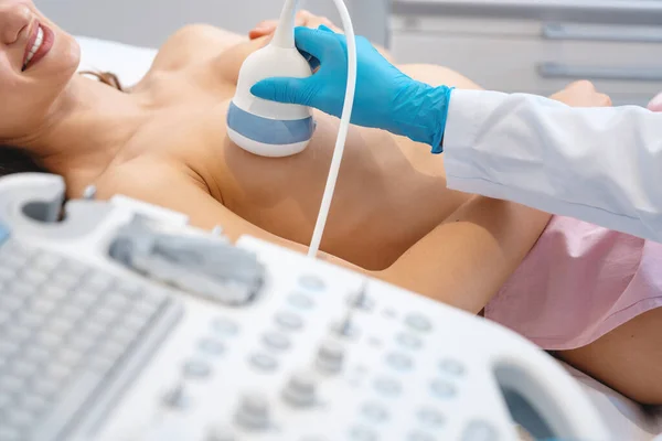 Paciente mulher com ultra-som para prevenir o câncer de mama — Fotografia de Stock