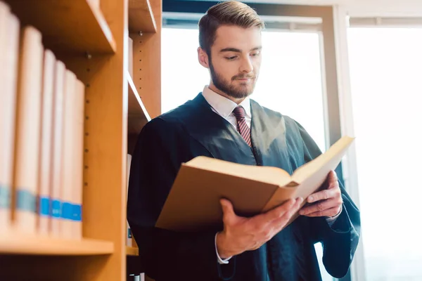 Anwalt in Robe nach dem Gesetz ein letztes Mal zur Verlesung bereit — Stockfoto