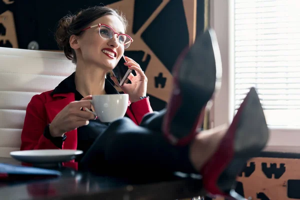 Empresária tomando um café usando o telefone — Fotografia de Stock