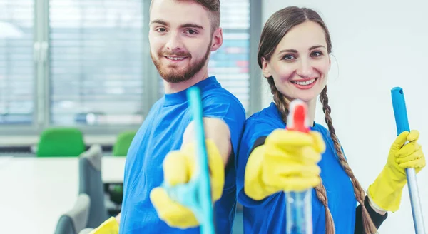 Mujer y hombre en equipo de limpieza comercial — Foto de Stock