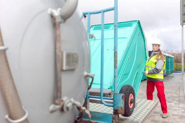 Mobile toilet bliver lastet på levering lastbil - Stock-foto