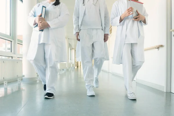 Médicos, dos mujeres y un hombre, en el hospital —  Fotos de Stock