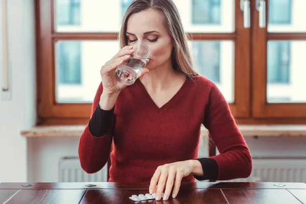 Mujer sintiéndose enferma o enferma y tomando medicamentos — Foto de Stock