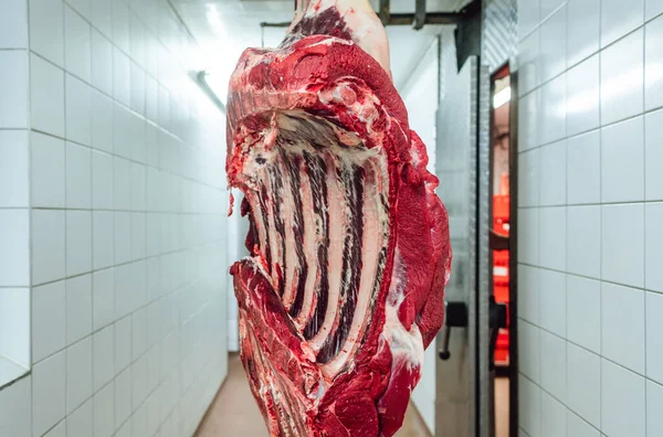 加工するパン屋で待っている牛肉の肉の一片 — ストック写真