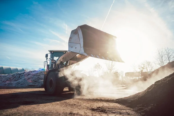 Bulldozer colocando biomassa em pilha para compostagem — Fotografia de Stock