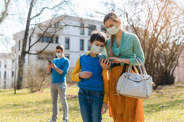 Persone durante la crisi Covid-19 in cerca di notizie sui loro telefoni — Foto Stock