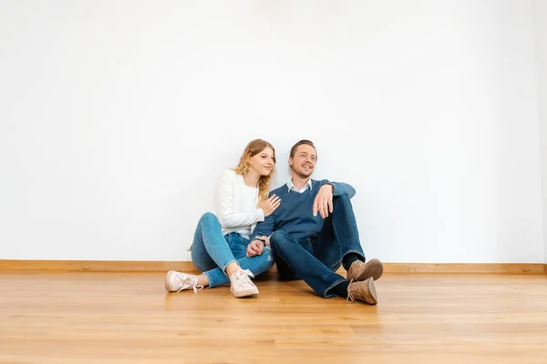 Casal sonhando com seu futuro no novo apartamento — Fotografia de Stock