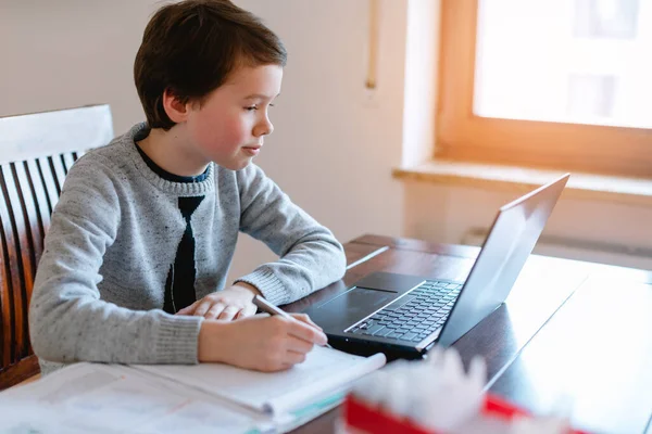 Pupil learning from home during crisis in video chat with teacher — Stock Photo, Image
